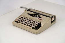 1960s Royal Royalite Manual Typewriter in Working Condition With Case thumbnail