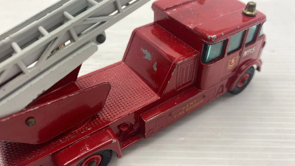 MATA010 Matchbox Merryweather fire engine autopompa dei vigili del fuoco 1/50  - Immagine 3 di 4