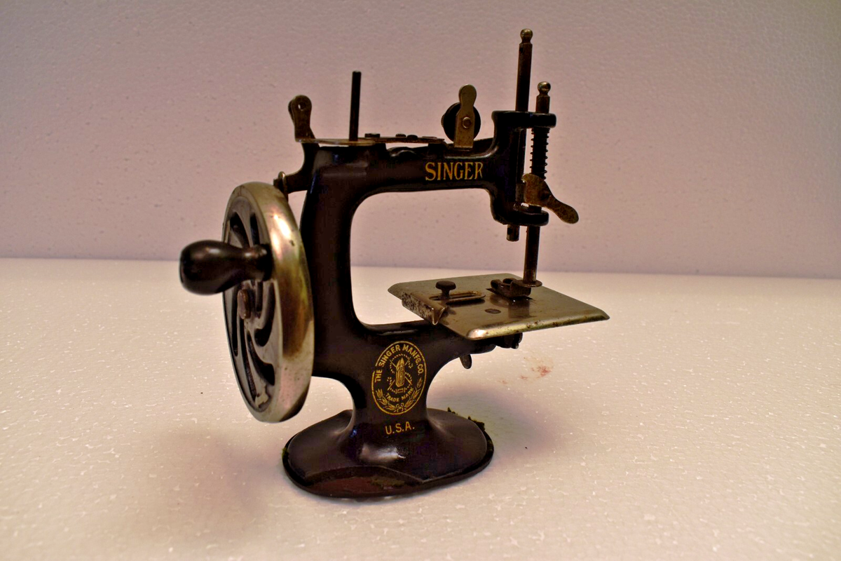 SINGER トイミシン　アンティーク Antique Singer Toy Sewing Machine with Oiler Cast Iron Hand Crank