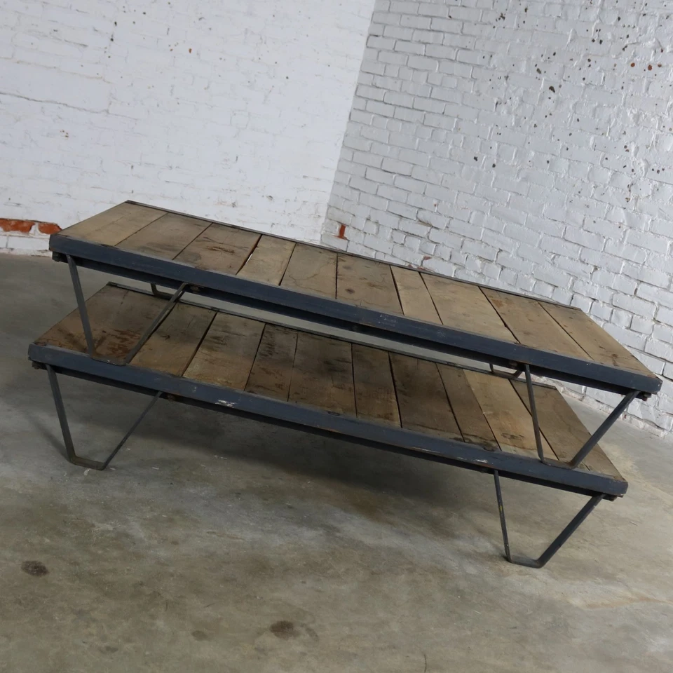 Mesa de centro industrial americana con palet de roble y acero de tres por cinco pies Foto 2 de 4