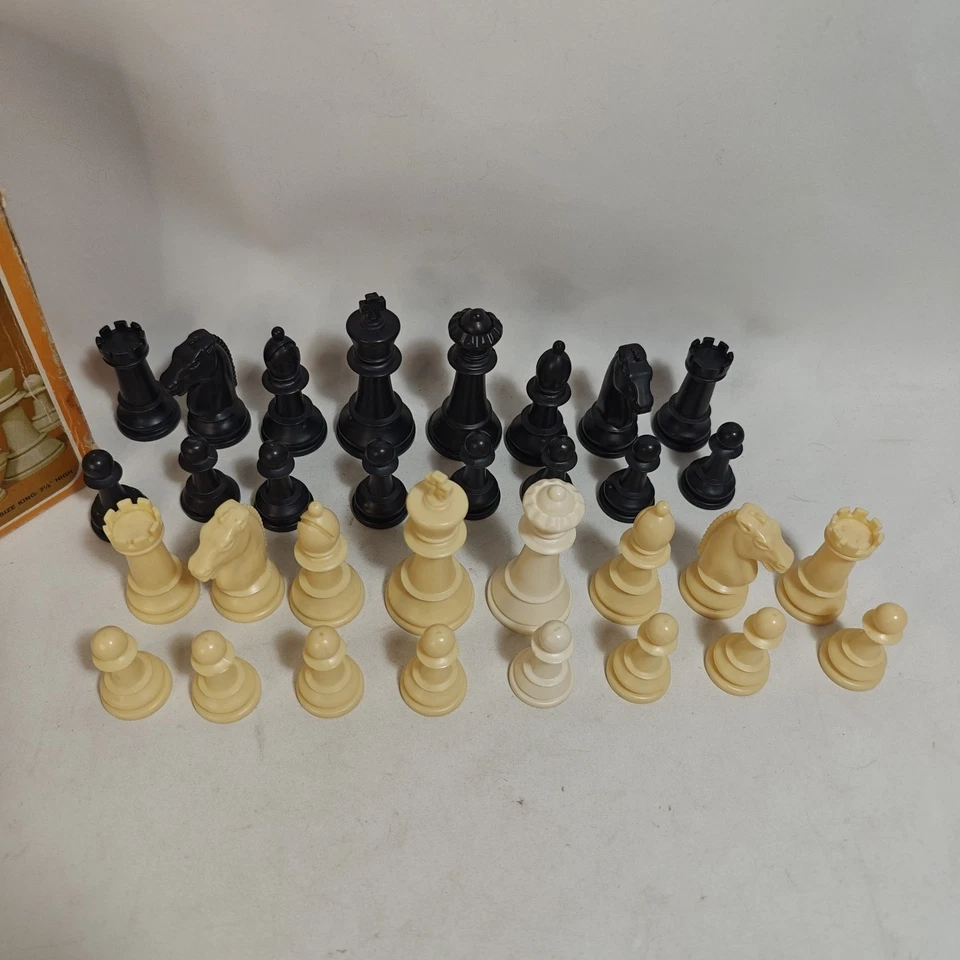 Piezas de ajedrez de plástico vintage 1974 Whitman *Chessmen* 4690 completas EE. UU. Foto 2 de 4