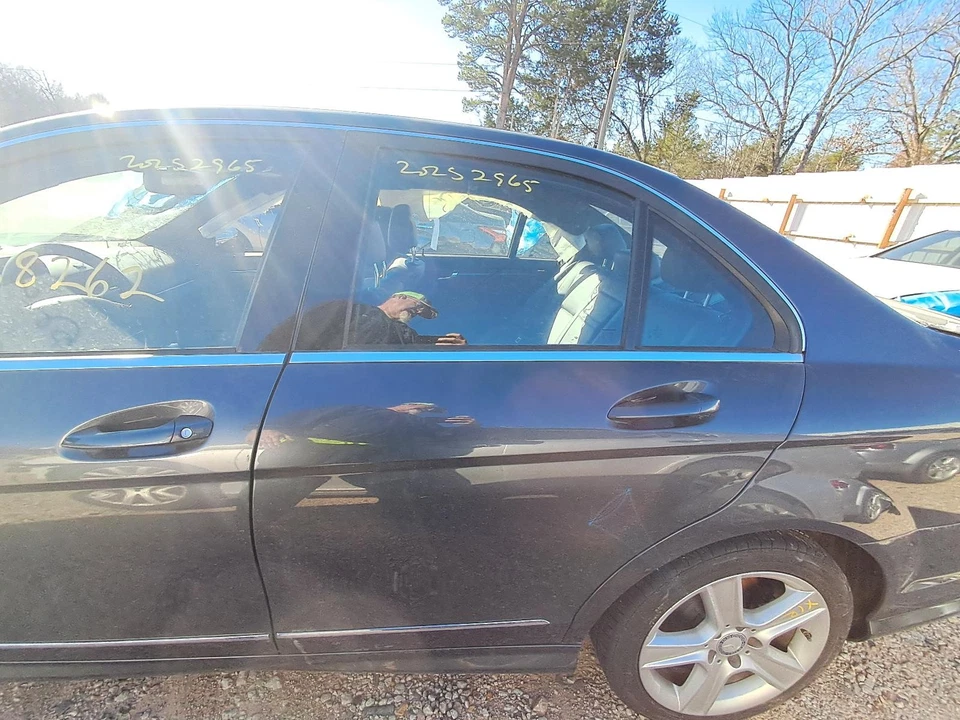Used Rear Left Door Assembly Rear Side fits: 2010 Mercedes-benz Mercedes c-class Foto 3 de 4