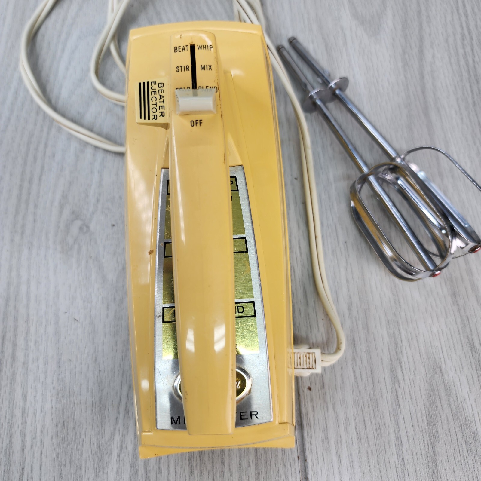 Vtg 1960s–70s Sunbeam Mixmaster Hand Held Mixer Yellow Model HMO-1 Tested Works