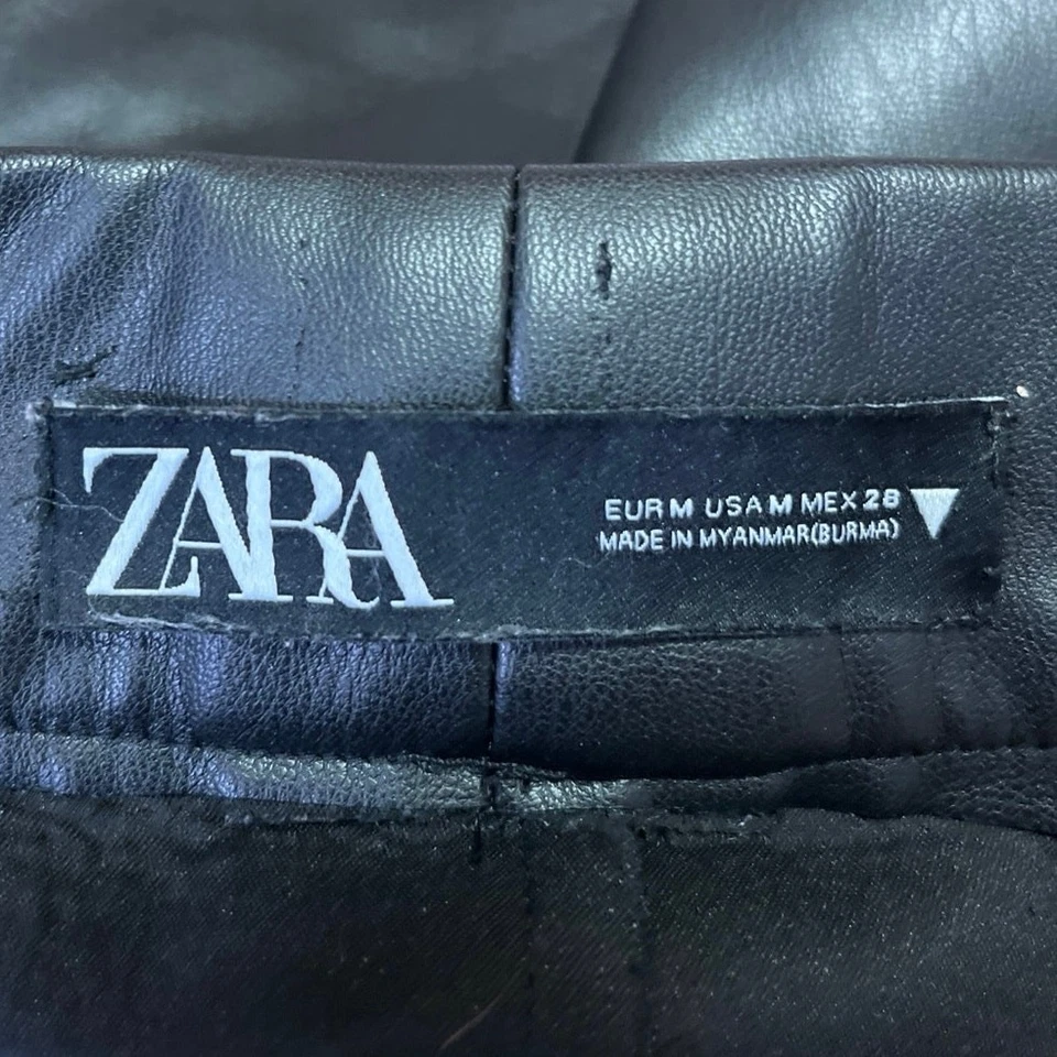 Shorts Zara preto couro vegano sintético plissado perna larga bolsos cintura alta tamanho M - Imagem 4 de 4