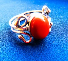 Anello da donna in argento con corallo rosso grazioso - misura 9