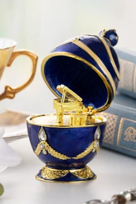 Keren Kopal Ei mit goldener Klavier Schmuckschatulle verziert mit österreichi...