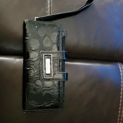 Kenneth Cole Reaction Black Faux Crocodile Leather Black Bi Fold