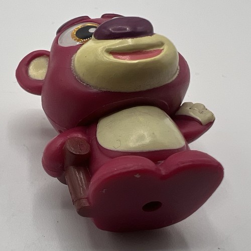 Minifigura Disney Doorables Lotso Toy Story 3,5 cm vinilo coleccionable EXCELENTE estado - Imagen 2 de 3