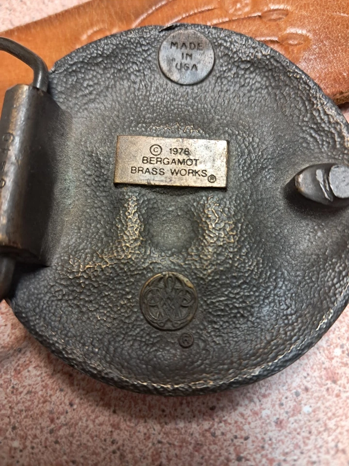 Hebilla de cinturón de colección Bergamota Brass Works 1976 The Man N The Moon EE. UU. Hand Tooled Foto 2 de 4