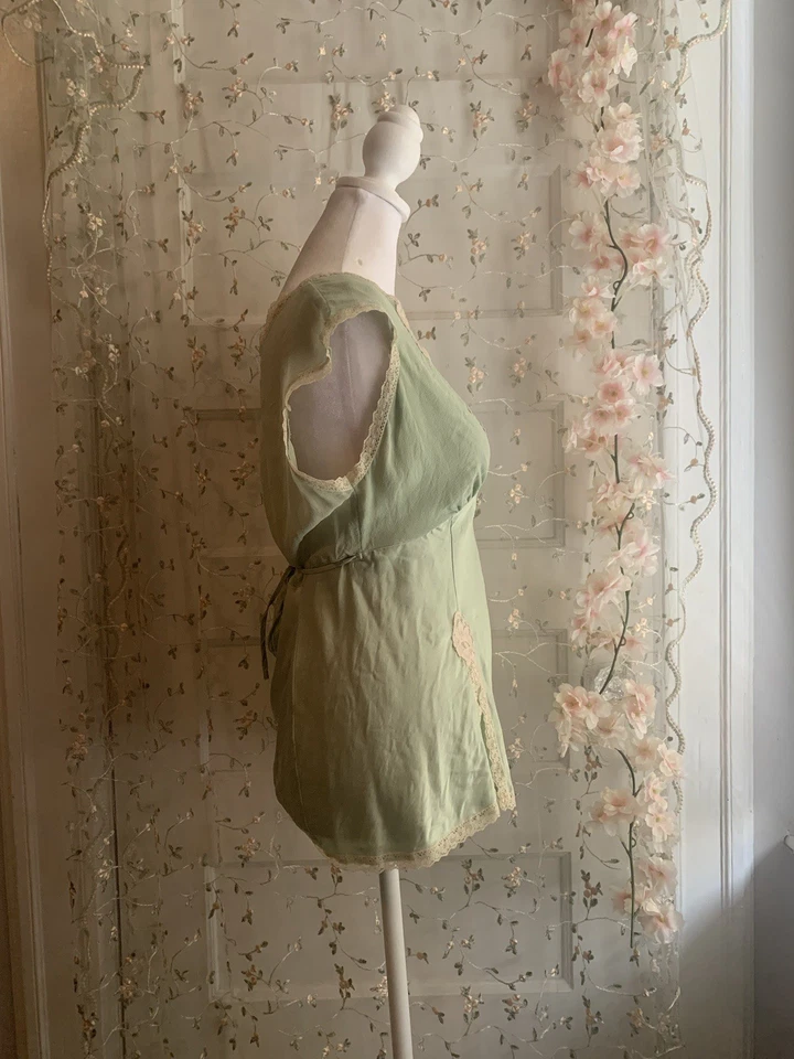 Top verde seda salvia New York & Company con encaje beige talla M Foto 2 de 4