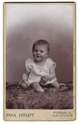 Fotografie Max Holdt, Pirna a. E., Gartenstr. 31, Portrait lächelndes Kleinkind 