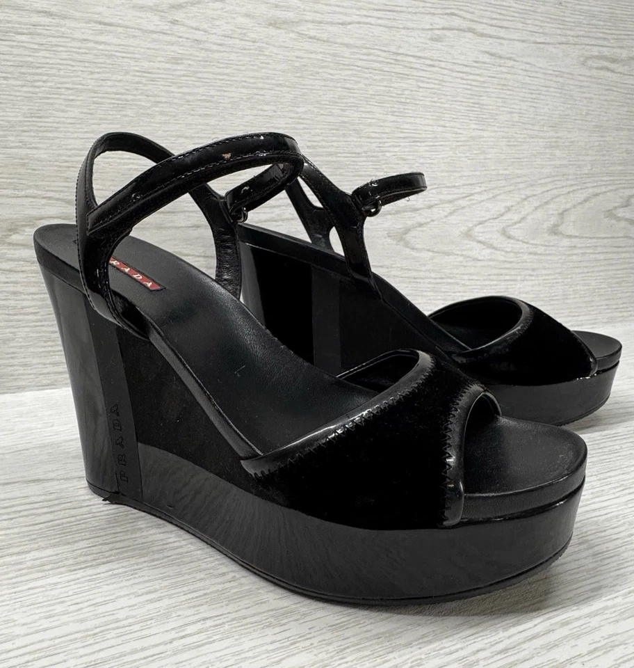 普拉达黑色专利和天鹅绒楔形带踝带 9 码 — 第 2/4 张图片