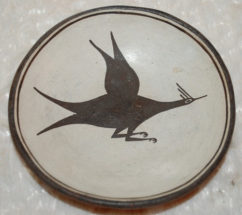 Early 1910-1930 Zia Pottery dish with painted Bird design-5" diameter-near mint