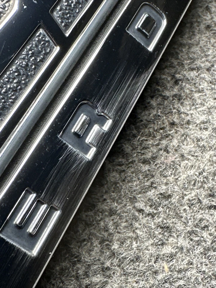 2011-2016 Ford F-250 Super Duty XLT emblema do para-lama do lado direito fabricante de equipamento original (H15) - Imagem 4 de 4