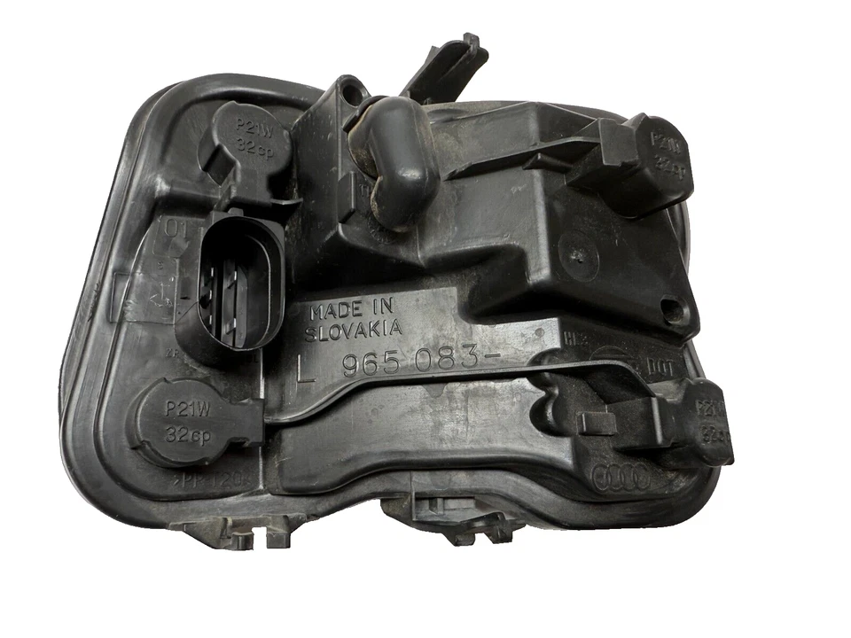 OEM Audi 2006 - 2008 A4 S4 Sedan Bulb Holder Left Driver Side Outer Tail Light Foto 2 de 2