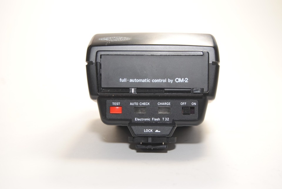Flash Olympus OM System T32 Avec Tête Zoom Et Filtres (gris/colorés)