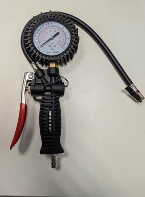 Reifenfüll-Messgerät mit Manometer der Firma Tekson mit 8 bar Arbeitsdruck