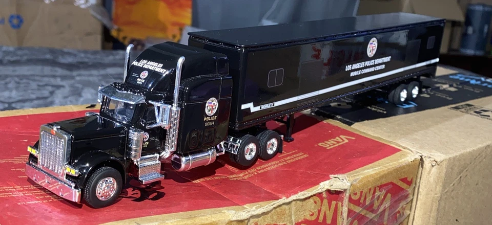 1-1 Kitbash Peterbilt 379 Mobile Command Post LAPD Los Angeles Police Department - Image 2 of 4