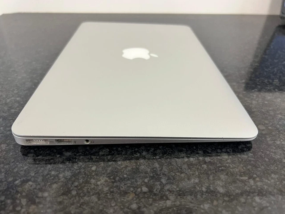 Apple MacBook Air Intel i5 4260U 4GB 128 GB SSD - Image 2 of 4
