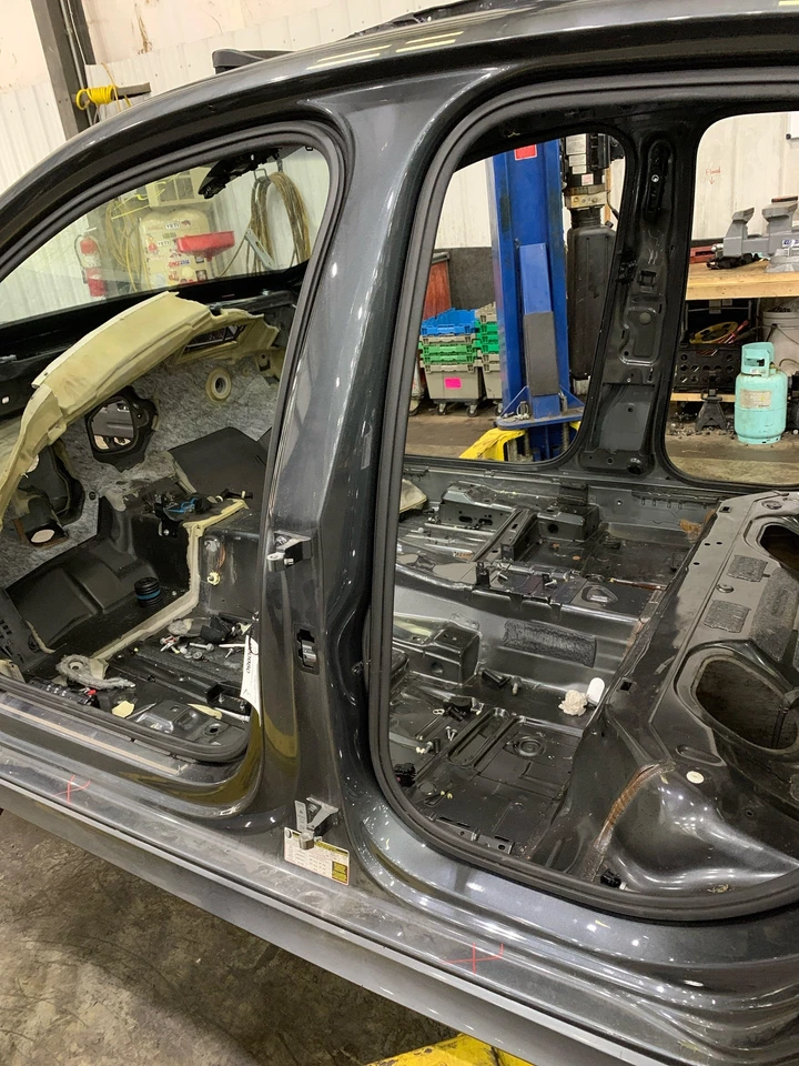 2017 - 2018 AUDI RS3 SEDAN 8VM OEM LEFT CENTER PILLAR *STRUCTURE CUT* Foto 2 de 4