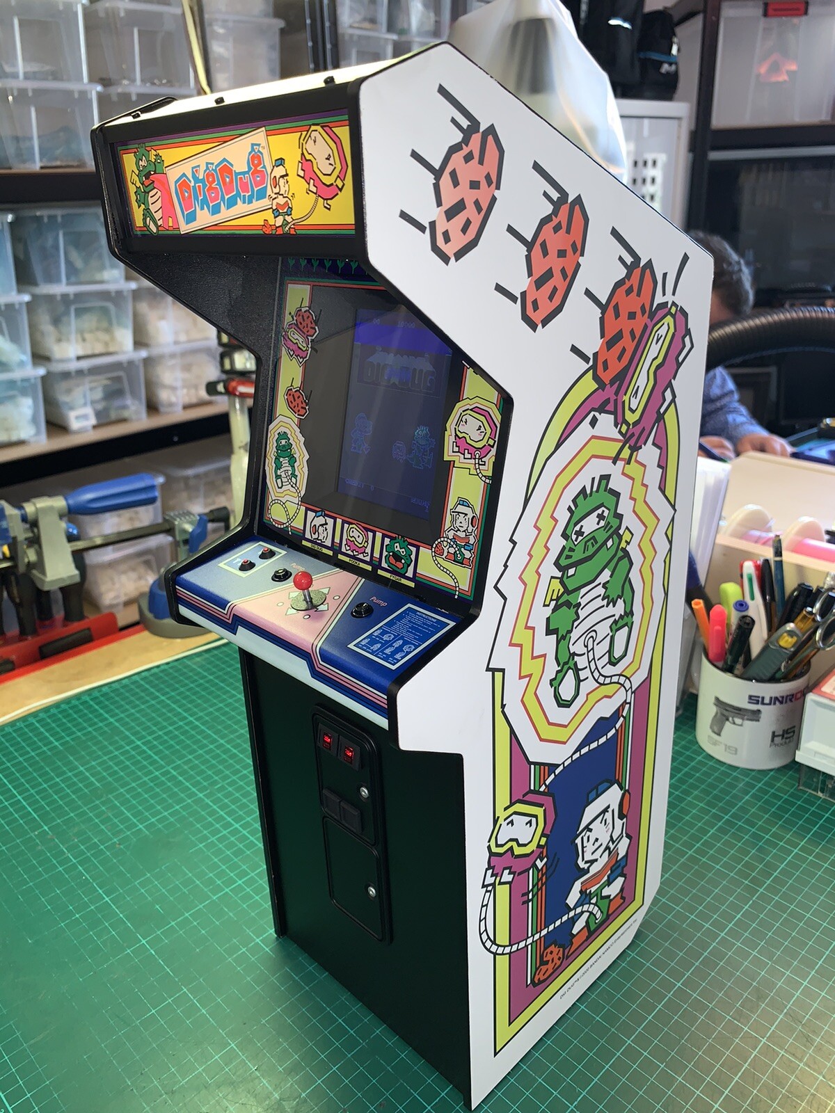 Numskull Dig Dug Mini-Arcade 1/4 Größe - Spielbarer Retro-Arcade-Automat