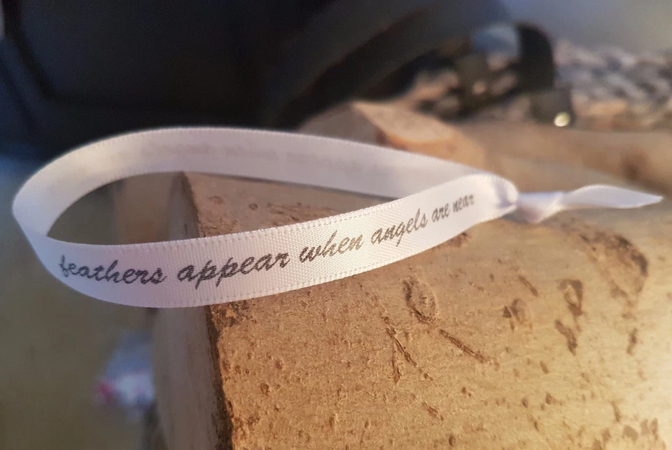 MULBERRY AVENUE Las plumas de 10 mm aparecen cuando los ángeles están cerca de cinta de satén - ideal para adornos