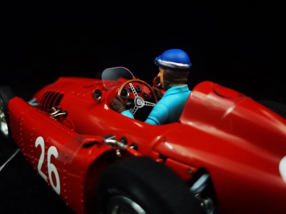 1: 18 doll car model scene Ascari driving posture cmc exoto Ferrari Doll only - Image 3 of 4