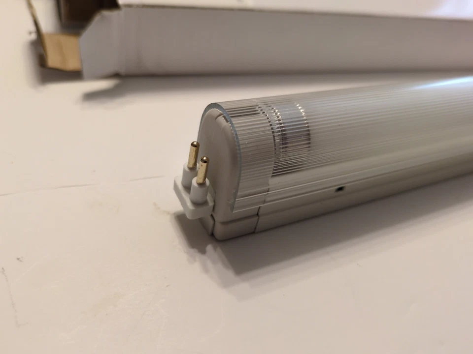 Lote de 4 luminárias fluorescentes Hera ES12 SlimLite XL branco frio ES12/BC/R  - Imagem 2 de 4