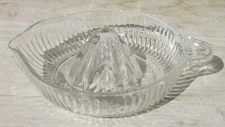 Vintage CLEAR Ribbed GLASS Citrus JUICER REAMER with Pouring Spout & Handle