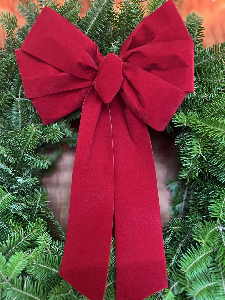 Corona de abeto bálsamo fresco de 20" con lazo de terciopelo rojo Foto 2 de 2