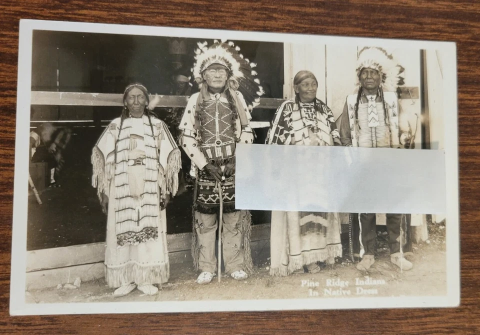 Tarjeta postal con imagen real de EE. UU. indio Pine Ridge en vestido  Foto 2 de 4