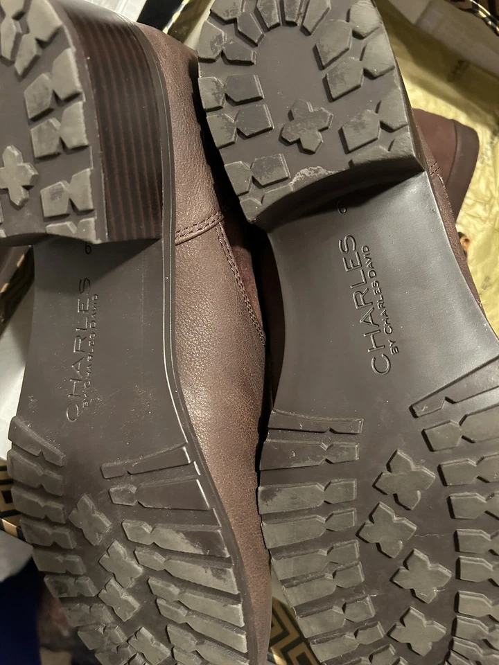 Mira! Botines Charles David Brn Su/Cuero con Hebilla NUEVOS SIN ETIQUETAS $139 Ahora $50 Talla 9M Foto 4 de 4
