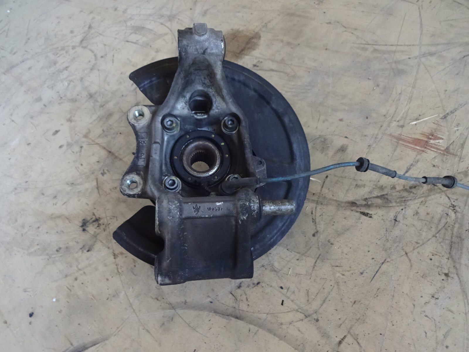 Maserati 4200 - LH Rear Hub Holder - Knuckel -W /Hub-Bearing & Shoes  P/N 189335