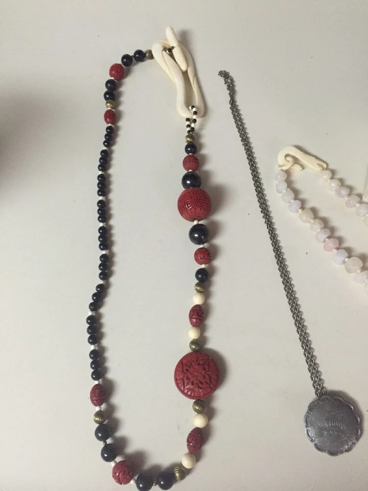 Antigua caja de escritorio y collar de cuentas talladas rojas asiáticas c1920 lámpara cuarzo rosa Foto 2 de 4