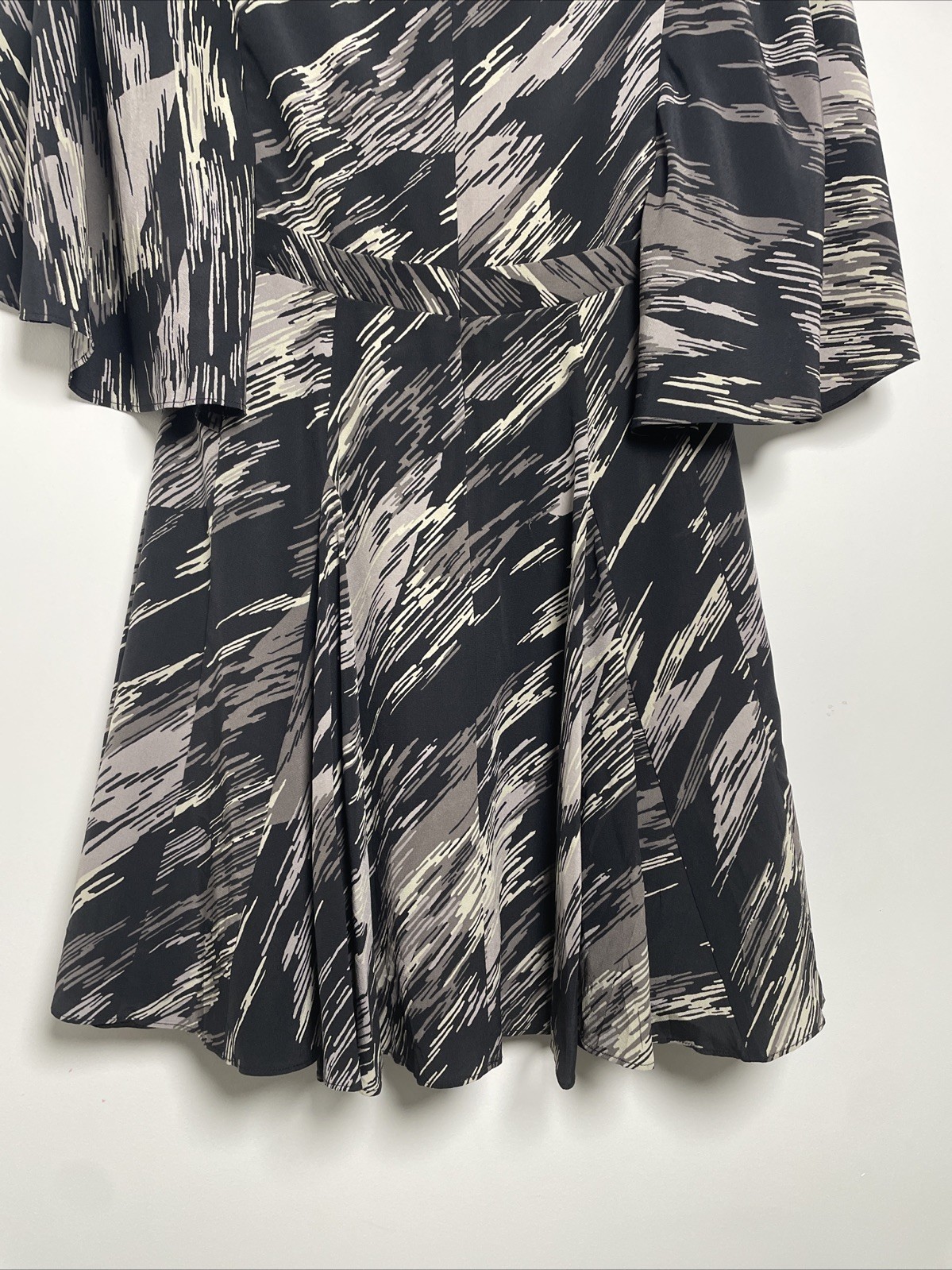 Halston Heritage Women’s Size 0 Black/Gray Swirled Flutter Sleeve Cocktail Dress