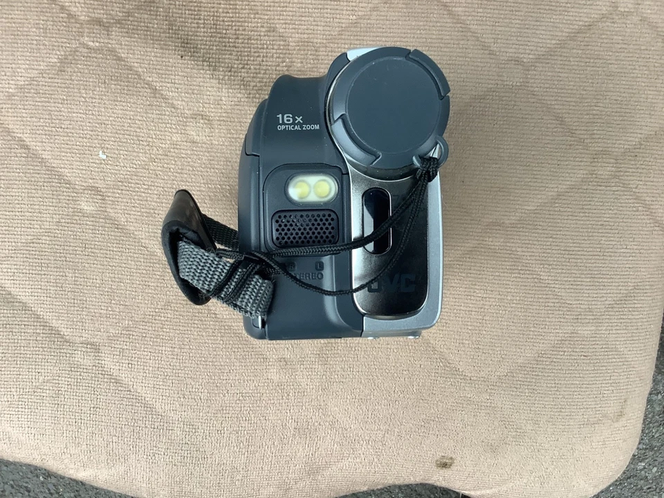 JVC GR-D20EK Digital Video Camera Camcorder – Untested, With Battery & Case - Image 3 of 4