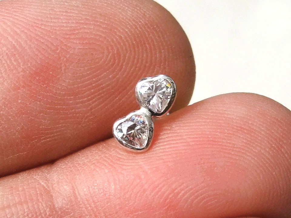BELLES BOUCLES D'OREILLES en OR BLANC 18K 750/1000° avec 2 COEURS EN ZIRCONIUM - Photo 3/4