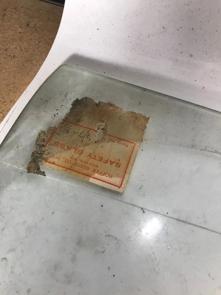 Стекло двери кабриолета Pontiac Chieftain Coupe 1949-1952 годов выпуска - Изображение 4 из 4