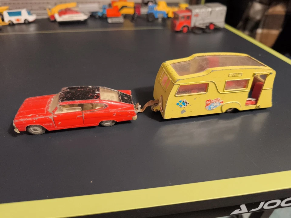 Dinky Toys Wohnwagen mit Corgi Marlin Rambler Fastback Gespann Caravan