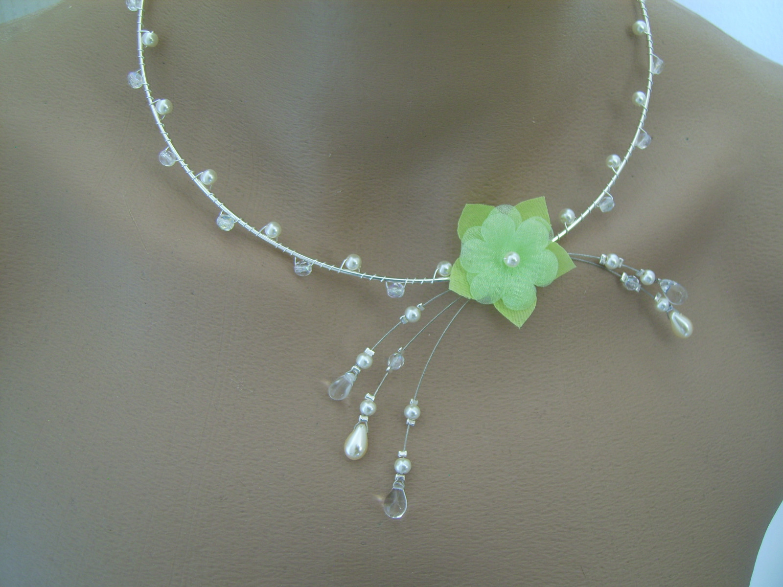 Collier fleur vert clair et blanc ivoire pour mariage et grande soirée chic