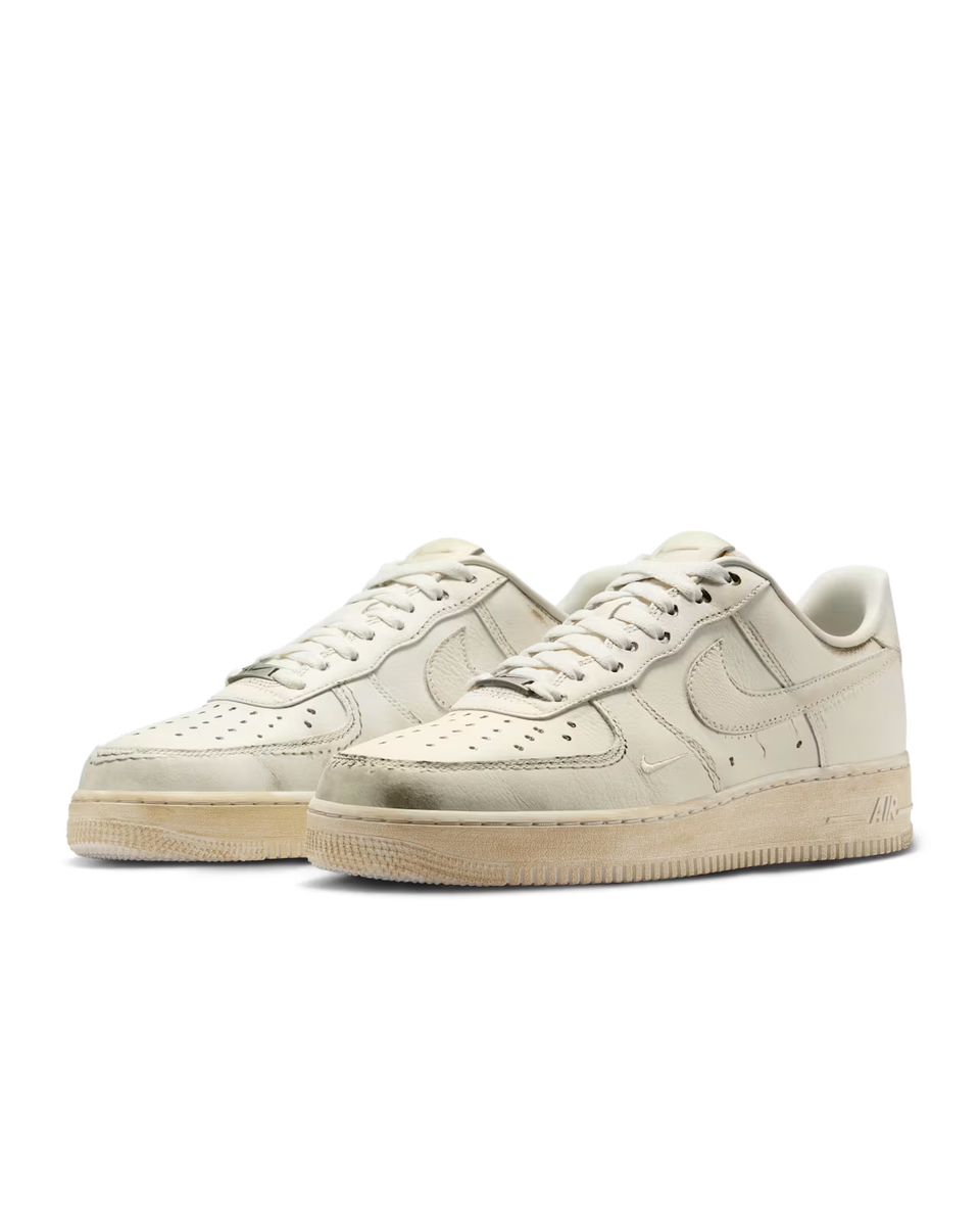 Nike Men's Air Force 1 Shoes, Dirty Triple White, Size 9.5, No Lid