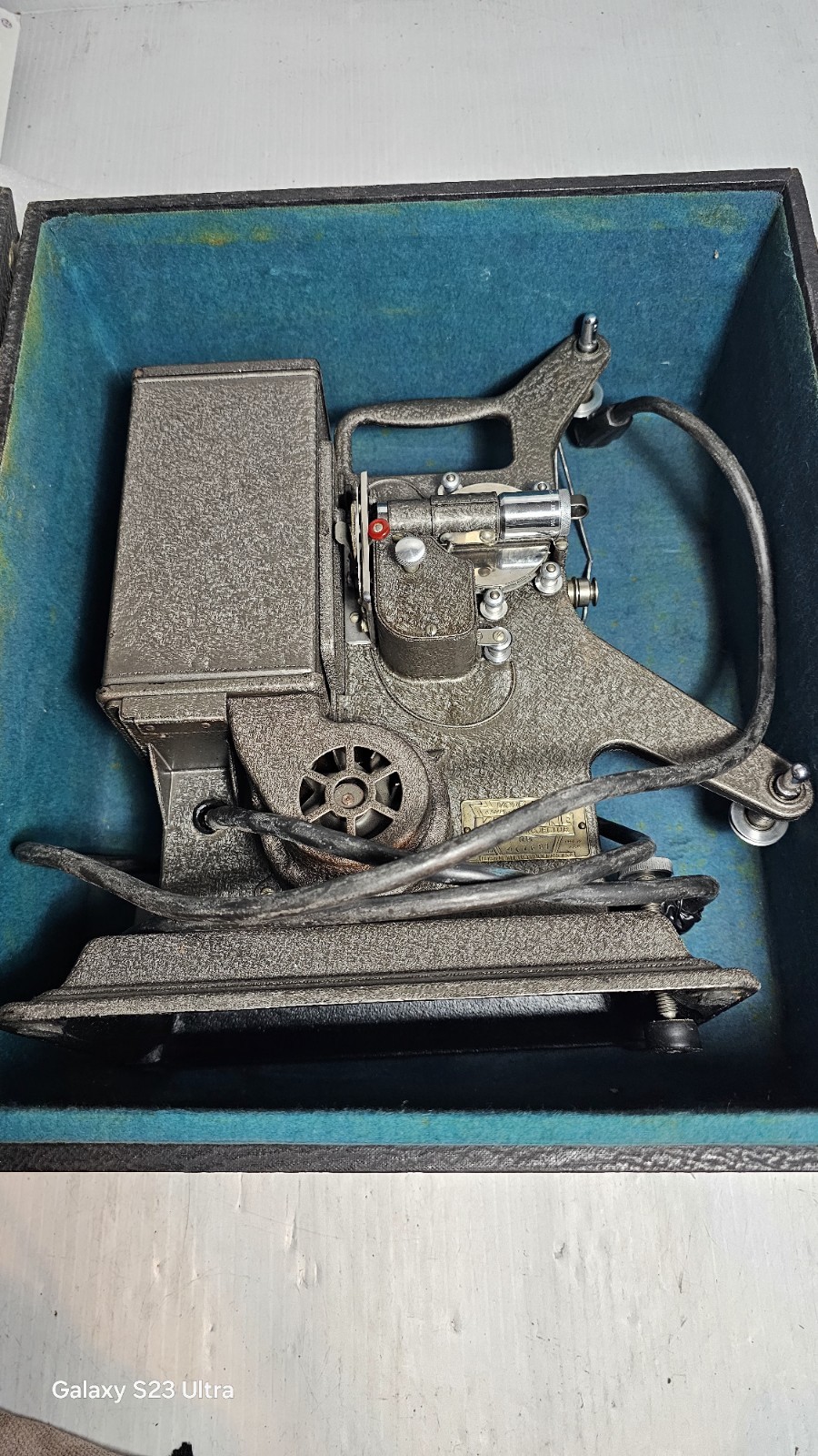 Vintage KEYSTONE 8mm PROJECTOR MODEL M-8 Super Projector, Lights On and Spins.