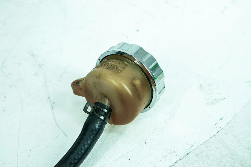 Главный цилиндр заднего тормоза 07 Harley Sportster Custom XL1200C с резервуаром 1400 - Изображение 3 из 4