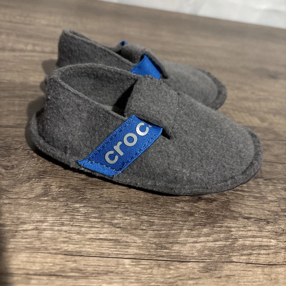 Zapatillas de fieltro gris Crocs niño talla 06 Foto 3 de 4