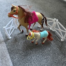 Barbie Horse Set Large & Small Horses Plus Stable Fence In Excellent Condition