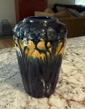 VINTAGE BRUSH McCOY ART POTTERY YELLOW AMARYLLIS BLUE GLAZED VASE 4.25" Tall
