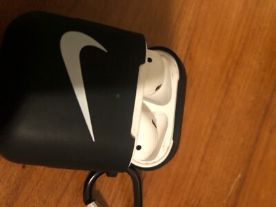Apple AirPods With Wireless Charging Case - White (MV7N2BE/A). Protective case