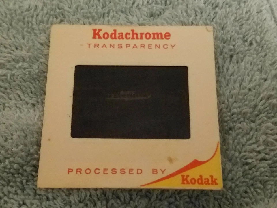 TREN KC04 Slide * Autobús de colección con vagones y personas frente a casa cielos oscuros Foto 3 de 3