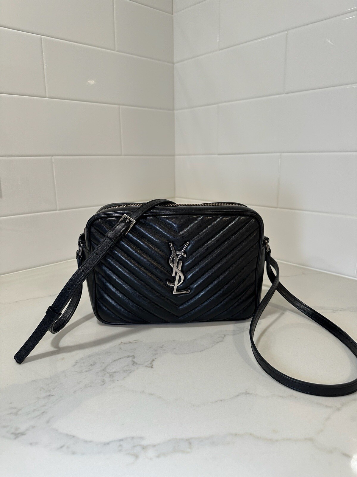 A tracolla Saint Laurent Lou argento ferramenta pelle nera