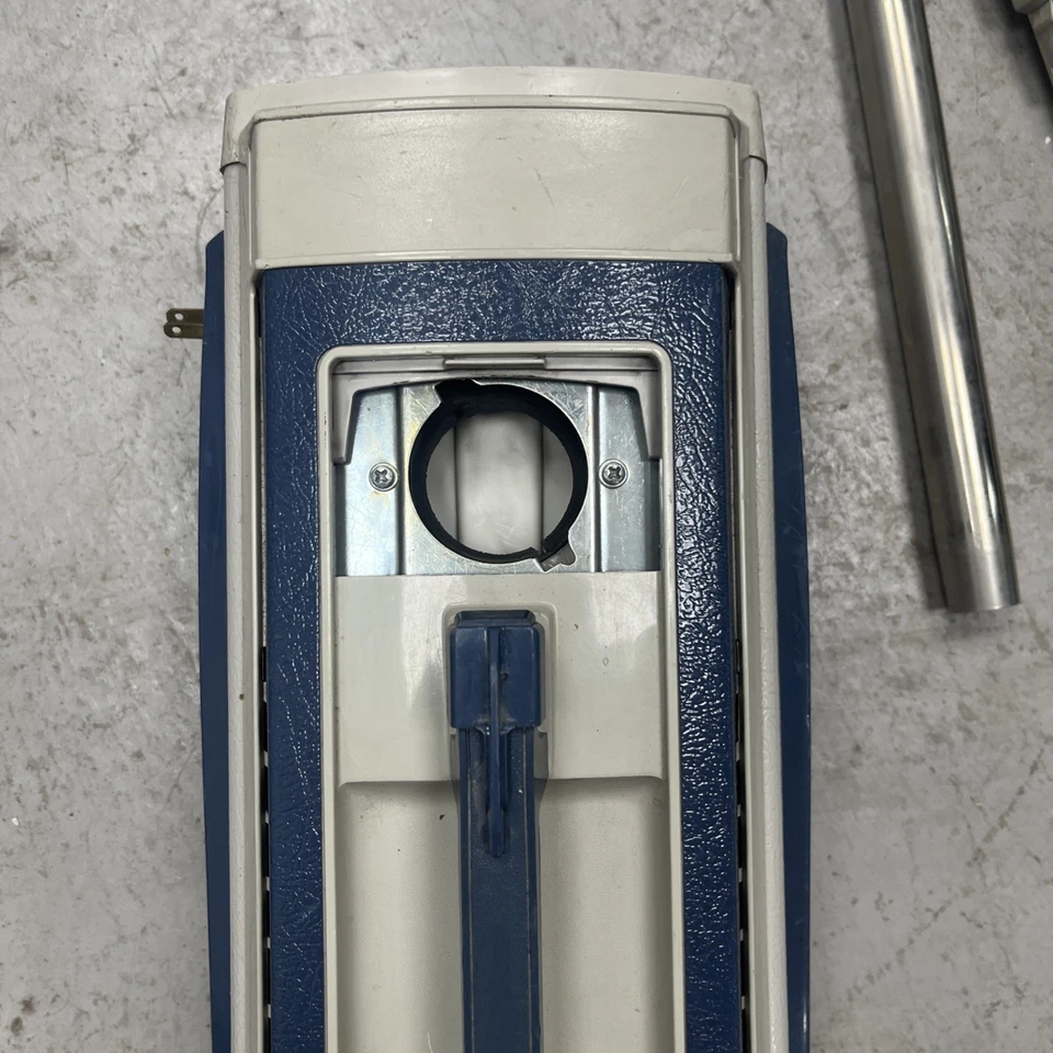 Aspiradora Electrolux Modelo 1521 Azul De Colección con Manguera, Accesorios.  Foto 2 de 4